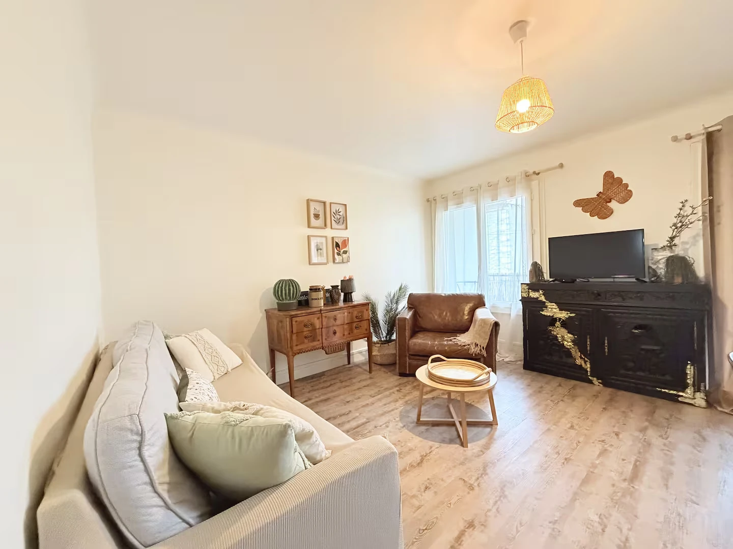 Salon lumineux d'une location Airbnb à Agen